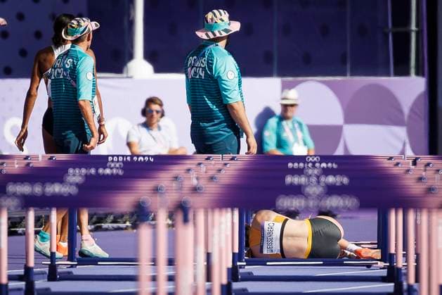 Bilder des Jahres 2024, Sport 08 August Sport Themen der Woche KW32 Sport Bilder des Tages Olympische Spiele (Leichtathletik); Paris, 08.08.2024 Sophie Weißenberg (TSV Bayer 04 Leverkusen GER) verletzt sich beim Aufwärmen zum 100m-Hürdenlauf; Olympische Spiele (Leichtathletik) am 08.08.2024 im Stade de France in Paris (Frankreich). Copyright: xBEAUTIFULxSPORTS AxelxKohringx
