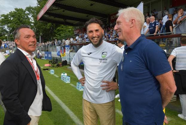 26.07.2024, GER, Fussball, Regionalliga West, Saison 2024 2025, 01. Spieltag, Ohlendorf Stadion im Heidewald, Gütersloh FC Gütersloh - MSV Duisburg 0 : 1 Thomas Hagedorn (Hauptsponsor FC Gütersloh, links), Julian Hesse (Trainer FC Gütersloh, Mitte) und Rob Reekers (Sportlicher Leiter FC Gütersloh), Aktion, Einzelbild, Quer, Mimik, Gestik, Trainer, Coach