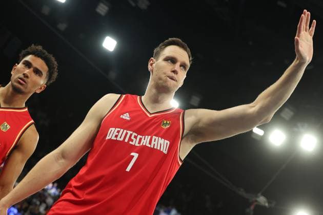 Gefrusteter Abgang von Johannes Voigtmann (GER) mit winken zu den Fans, Niederlage im Halbfinale, Dennis Schröder (GER) in Aktion, Halbfinale Basketball, Frankreich - Deutschland, Paris 2024, Olympic Games, Olympische Spiele, Olympia, OS Paris 2024, Olympic Games 2024, 08.08.2024, -