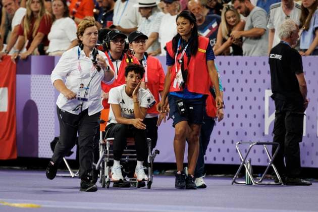 Bilder des Jahres 2024, Sport 08 August Sport Themen der Woche KW32 Sport Bilder des Tages Olympische Spiele (Leichtathletik); Paris, 08.08.2024 Malaika Mihambo (LG Kurpfalz GER) muss nach dem Wettkampf medizinisch versorgt werden; Olympische Spiele (Leichtathletik) am 08.08.2024 im Stade de France in Paris (Frankreich). Copyright: xBEAUTIFULxSPORTS AxelxKohringx