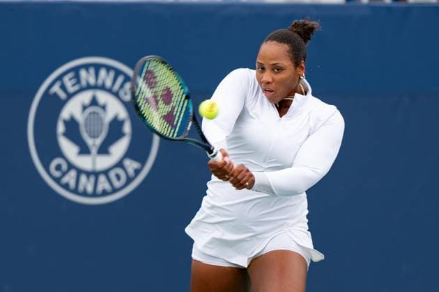 TORONTO, ON - AUGUST 08: Taylor Townsend of the United States hits a shot during her second round match of the National Bank Open, part of the WTA, Tennis Damen Tour, at Sobeys Stadium on August 8, 2024 in Toronto, Canada. (Photo by Julian Avram Icon Sportswire) TENNIS: AUG 08 National Bank Open EDITORIAL USE ONLY Icon2408080164