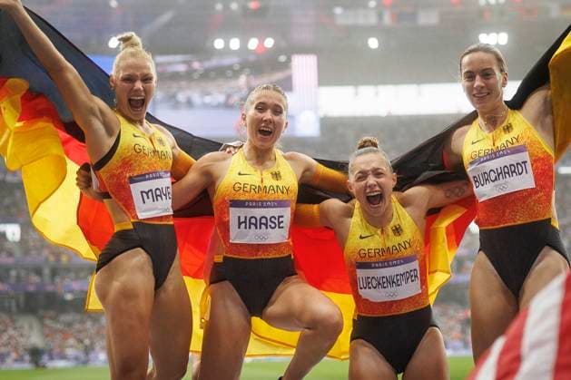 Bilder des Jahres 2024, Sport 08 August Olympische Spiele (Leichtathletik); Paris, 09.08.2024 Die 4x100m-Staffel mit Lisa Mayer (Sprintteam Wetzlar GER), Rebekka Haase (Sprintteam Wetzlar GER), Gina Lückenkemper (SCC Berlin GER) und Alexandra Burghardt (LG Gendorf Wacker Burghausen GER) gewinnen Bronze; Olympische Spiele (Leichtathletik) am 09.08.2024 im Stade de France in Paris (Frankreich). Copyright: xBEAUTIFULxSPORTS AxelxKohringx