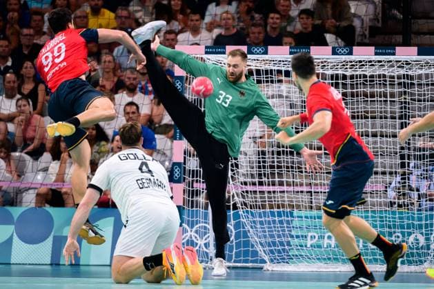 Bilder des Jahres 2024, Sport 08 August Sport Themen der Woche KW32 Sport Bilder des Tages Paris, Frankreich: Handball Olympia Herren - Halbfinale - Deutschland - Spanien v.li. Javier Rodriguez Moreno (Spanien), Torhueter Andreas Wolff (Deutschland) Lille Stade Pierre Mauroy Frankreich