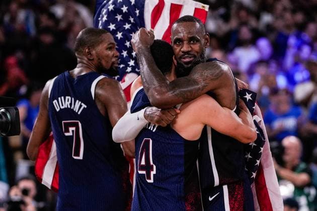 Bilder des Jahres 2024, Sport 08 August Sport Themen der Woche KW32 Sport Bilder des Tages PARIS, FRANCE - AUGUST 10: Lebron James of United States R) celebrates the Gold Medal with Stephen Curry of United States L) during the Men s Gold Medal Game, Game 50, match between France and United States on day fifteen of the Olympic Games, Olympische Spiele, Olympia, OS Paris 2024 at Bercy Arena on August 10, 2024 in Paris, France. Paris Bercy Arena France Copyright: xJustPictures.ch JarixPestelaccix jp-en-EuSpIm-_JPH7833-20240810