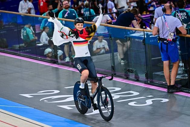 Bilder des Jahres 2024, Sport 08 August Sport Themen der Woche KW32 Sport Bilder des Tages Lea Friedrich gewinnt Silber Sprint Olympia 2024 Paris Lea Friedrich (Deutschland) gewinnt Silber Damen, Frauen Sprint Bahnradsport Wettbewerb Track cycling, Rad, Radsport, Bahnrad, Bahn der Olympischen Sommerspiele in Paris (Velodrom National Saint-Quentin-en-Yvelines) am 11. August 2024