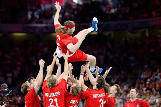 Bilder des Jahres 2024, Sport 08 August Sport Themen der Woche KW32 Sport Bilder des Tages Schlussjubel Mikkel HANSEN (DEN) wir zum Abschied von seinen Mitspielern hochgeworfen, Jubel,Freude,Begeisterung,Aktion. Handball Maenner Deutschland (GER) vs Daenemark (DEN), Endstand 26-39, Finale, Spiel 38, am 11.08.2024, Olympische Spiele Paris 2024 Frankreich;