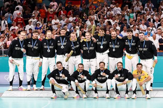 Bilder des Jahres 2024, Sport 08 August Sport Themen der Woche KW32 Sport Bilder des Tages FRA, Olympische Spiele Paris 2024, Handball Herren Finale, Deutschland (GER) vs Daenemark (DNK), 11.08.2024 Das Deutsche Team auf dem Podest mit Medaillen Davis Spaeth (Deutschland 01) Johannes Golla (Deutschland 04) Luca Witzke (Deutschland 07) Sebastian Heymann (Deutschland 11) Juri Knorr (Deutschland 15) Julian Koester (Deutschland 18) Renars Uscins (Deutschland 23) Kai Haefner (Deutschland 25) Andreas Wolff (Deutschland 33) Rune Dahmke (Deutschland 34) Lukas Mertens (Deutschland 36) Christoph Steinert (Deutschland 44) Marko Grgic (Deutschland 71) Jannik Kohlbacher (Deutschland 80) Luca Witzke (Deutschland 99) FRA, Olympische Spiele Paris 2024, Handball Herren Finale, Deutschland (GER) vs Daenemark (DNK), 11.08.2024 Lille Copyright: xEibner-Pressefoto RogerxBuerkex EP_RBE