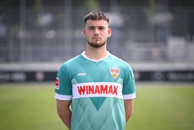FUSSBALL 1. BUNDESLIGA 13.08.2024 Portraettermin 2024 2025 beim VfB Stuttgart auf dem Trainingsgelaende: Torwart Dennis Seimen; VfB Stuttgart