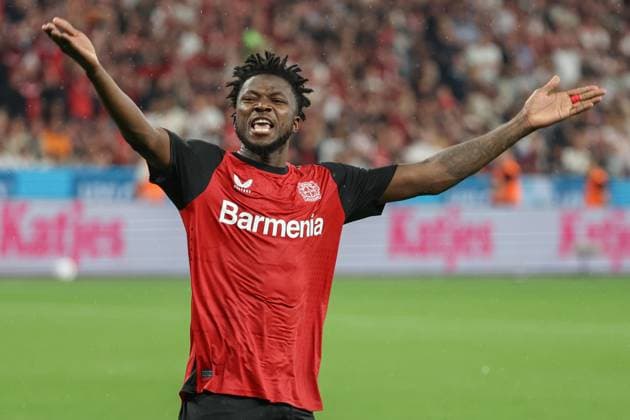 Supercup 2024 - Bayer 04 Leverkusen - VfB Stuttgart am 17.08.2024 in der BayArena in Leverkusen Edmond Tapsoba (Leverkusen 12) heizt die Fans ein und jubelt über seinen verwandelten Elfmeter