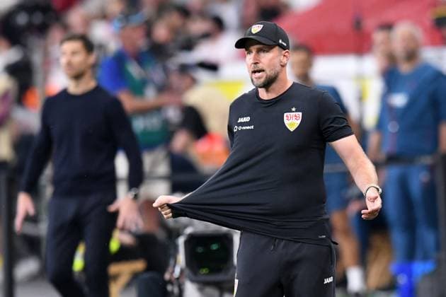 Trainer Sebastian Hoeness ( VFB Stuttgart ) deutet ziehen am Trikot an. GER, Bayer 04 Leverkusen vs VFB Stuttgart, Fussball, DFL Supercup Finale, Spielzeit 2024 2025, 17.08.2024 DFL REGULATIONS PROHIBIT ANY USE OF PHOTOGRAPHS AS IMAGE SEQUENCES AND OR QUASI-VIDEO GER, Bayer 04 Leverkusen vs VFB Stuttgart, Fussball, DFL Supercup Finale, Spielzeit 2024 2025, 17.08.2024 Leverkusen Copyright: xEibner-Pressefoto ThomasxThienelx EP_TTL