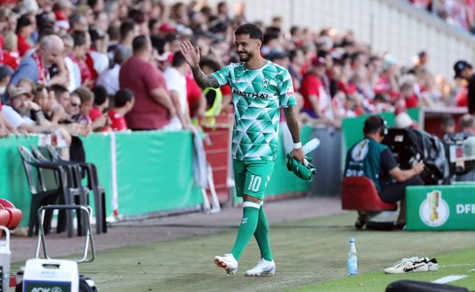 Ex Cottbuser Leonardo Bittencourt winkt ins Publikum Fußball Fussball DFB Pokal 1.Runde Regionalliga vs Bundesliga Herren DFL Saison 2024 2025 19.08.2024 FC Ernergie Cottbus vs SV Werder Bremen SVW im Stadion der Freundschaft DFL regulations prohibit any use of photographs as image sequences and or quasi-video.