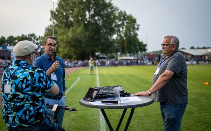 Fussball, Saison 2024 2025, Niederrheinpokal 20.08.2023, 01. Runde, Herren, BW Dingden (weiss) vs. MSV Duisburg (schwarz) v.l.: Michael Preetz (MSV Duisburg), Johannes Buers (BW Dingden) Hamminkeln Sportanlage BW Dingden Nordrhein-Westfalen Deutschland