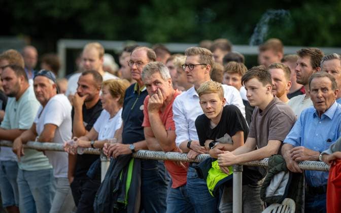 Fussball, Saison 2024 2025, Niederrheinpokal 20.08.2023, 01. Runde, Herren, BW Dingden (weiss) vs. MSV Duisburg (schwarz) Zuschauer an der Bande Hamminkeln Sportanlage BW Dingden Nordrhein-Westfalen Deutschland