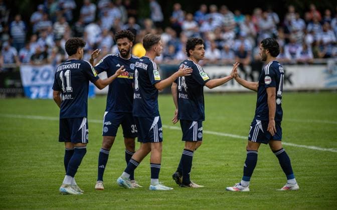 Fussball, Saison 2024 2025, Niederrheinpokal 20.08.2023, 01. Runde, Herren, BW Dingden (weiss) vs. MSV Duisburg (schwarz) v.l.: Jihad Boutakhrit (MSV Duisburg), Jesse Edem Tugbenyo (MSV Duisburg), Jonas Michelbrink (MSV Duisburg), Luis Hartwig (MSV Duisburg), Mert Goeckan (MSV Duisburg), Hamminkeln Sportanlage BW Dingden Nordrhein-Westfalen Deutschland