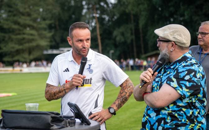 Fussball, Saison 2024 2025, Niederrheinpokal 20.08.2023, 01. Runde, Herren, BW Dingden (weiss) vs. MSV Duisburg (schwarz) Dietmar Hirsch (Trainer MSV Duisburg), Hamminkeln Sportanlage BW Dingden Nordrhein-Westfalen Deutschland