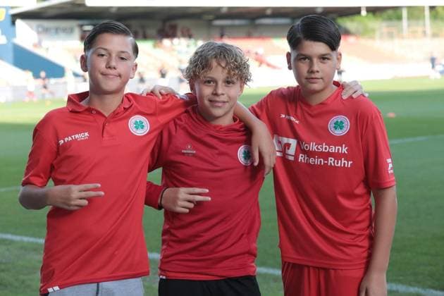 Fußball-Regionalliga Spiel zwischen Rot-Weiß Oberhausen und dem FC Gütersloh im Stadion Niederrhein in Oberhausen ** NUR FÜR REDAKTIONELLE ZWECKE ** EDITORIAL USE ONLY **<p>Fußball-Regionalliga Spiel zwischen Rot-Weiß Oberhausen (weisses Trikot) und dem FC Gütersloh (blaues Trikot) am Freitag den 22. August 2024 im Stadion Niederrhein in Oberhausen Foto : Frank Oppitz FUNKE Foto Services< p> Deutschland NRW Oberhausen Copyright: FrankxOppitz