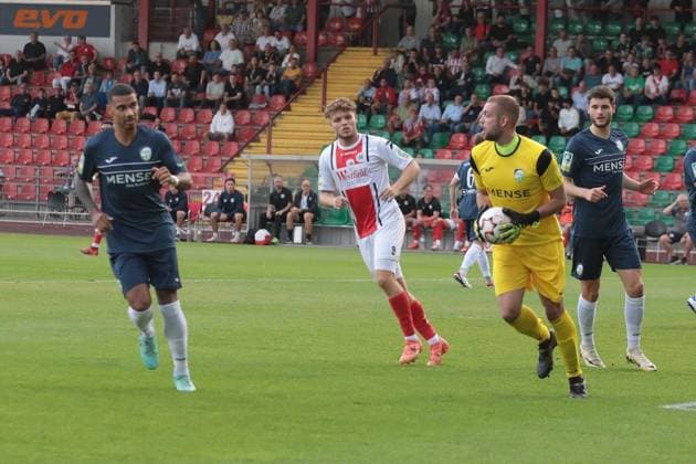 Fußball-Regionalliga Spiel zwischen Rot-Weiß Oberhausen und dem FC Gütersloh im Stadion Niederrhein in Oberhausen ** NUR FÜR REDAKTIONELLE ZWECKE ** EDITORIAL USE ONLY **<p>Fußball-Regionalliga Spiel zwischen Rot-Weiß Oberhausen (weisses Trikot) und dem FC Gütersloh (blaues Trikot) am Freitag den 22. August 2024 im Stadion Niederrhein in Oberhausen Foto : Frank Oppitz FUNKE Foto Services< p> Deutschland NRW Oberhausen Copyright: FrankxOppitz
