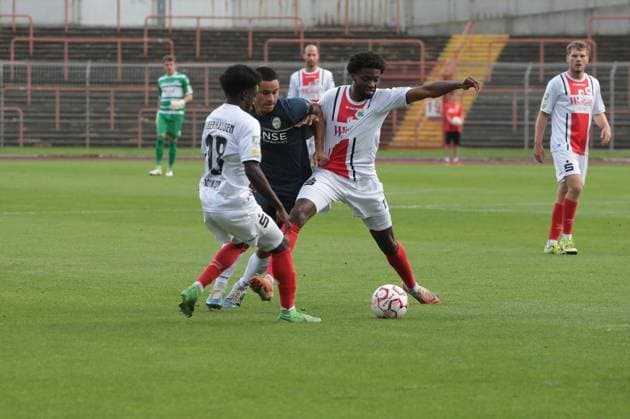 Fußball-Regionalliga Spiel zwischen Rot-Weiß Oberhausen und dem FC Gütersloh im Stadion Niederrhein in Oberhausen ** NUR FÜR REDAKTIONELLE ZWECKE ** EDITORIAL USE ONLY **<p>Fußball-Regionalliga Spiel zwischen Rot-Weiß Oberhausen (weisses Trikot) und dem FC Gütersloh (blaues Trikot) am Freitag den 22. August 2024 im Stadion Niederrhein in Oberhausen Foto : Frank Oppitz FUNKE Foto Services< p> Deutschland NRW Oberhausen Copyright: FrankxOppitz