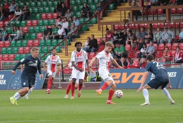 Fußball-Regionalliga Spiel zwischen Rot-Weiß Oberhausen und dem FC Gütersloh im Stadion Niederrhein in Oberhausen ** NUR FÜR REDAKTIONELLE ZWECKE ** EDITORIAL USE ONLY **<p>Fußball-Regionalliga Spiel zwischen Rot-Weiß Oberhausen (weisses Trikot) und dem FC Gütersloh (blaues Trikot) am Freitag den 22. August 2024 im Stadion Niederrhein in Oberhausen Foto : Frank Oppitz FUNKE Foto Services< p> Deutschland NRW Oberhausen Copyright: FrankxOppitz