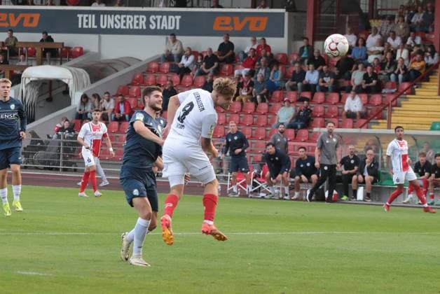 Fußball-Regionalliga Spiel zwischen Rot-Weiß Oberhausen und dem FC Gütersloh im Stadion Niederrhein in Oberhausen ** NUR FÜR REDAKTIONELLE ZWECKE ** EDITORIAL USE ONLY **<p>Fußball-Regionalliga Spiel zwischen Rot-Weiß Oberhausen (weisses Trikot) und dem FC Gütersloh (blaues Trikot) am Freitag den 22. August 2024 im Stadion Niederrhein in Oberhausen Foto : Frank Oppitz FUNKE Foto Services< p> Deutschland NRW Oberhausen Copyright: FrankxOppitz