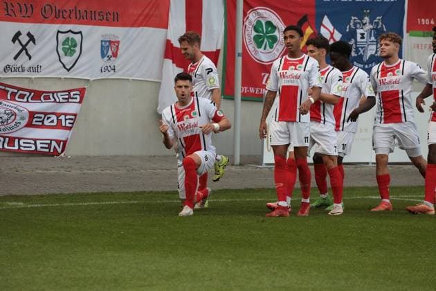 Fußball-Regionalliga Spiel zwischen Rot-Weiß Oberhausen und dem FC Gütersloh im Stadion Niederrhein in Oberhausen ** NUR FÜR REDAKTIONELLE ZWECKE ** EDITORIAL USE ONLY **<p>Fußball-Regionalliga Spiel zwischen Rot-Weiß Oberhausen (weisses Trikot) und dem FC Gütersloh (blaues Trikot) am Freitag den 22. August 2024 im Stadion Niederrhein in Oberhausen Foto : Frank Oppitz FUNKE Foto Services< p> Deutschland NRW Oberhausen Copyright: FrankxOppitz