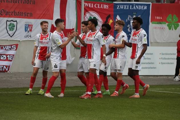 Fußball-Regionalliga Spiel zwischen Rot-Weiß Oberhausen und dem FC Gütersloh im Stadion Niederrhein in Oberhausen ** NUR FÜR REDAKTIONELLE ZWECKE ** EDITORIAL USE ONLY **<p>Fußball-Regionalliga Spiel zwischen Rot-Weiß Oberhausen (weisses Trikot) und dem FC Gütersloh (blaues Trikot) am Freitag den 22. August 2024 im Stadion Niederrhein in Oberhausen Foto : Frank Oppitz FUNKE Foto Services< p> Deutschland NRW Oberhausen Copyright: FrankxOppitz