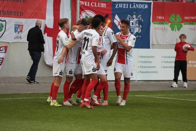 Fußball-Regionalliga Spiel zwischen Rot-Weiß Oberhausen und dem FC Gütersloh im Stadion Niederrhein in Oberhausen ** NUR FÜR REDAKTIONELLE ZWECKE ** EDITORIAL USE ONLY **<p>Fußball-Regionalliga Spiel zwischen Rot-Weiß Oberhausen (weisses Trikot) und dem FC Gütersloh (blaues Trikot) am Freitag den 22. August 2024 im Stadion Niederrhein in Oberhausen Foto : Frank Oppitz FUNKE Foto Services< p> Deutschland NRW Oberhausen Copyright: FrankxOppitz