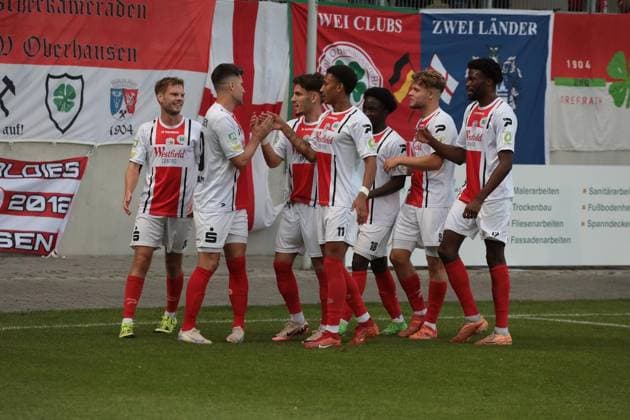 Fußball-Regionalliga Spiel zwischen Rot-Weiß Oberhausen und dem FC Gütersloh im Stadion Niederrhein in Oberhausen ** NUR FÜR REDAKTIONELLE ZWECKE ** EDITORIAL USE ONLY **<p>Fußball-Regionalliga Spiel zwischen Rot-Weiß Oberhausen (weisses Trikot) und dem FC Gütersloh (blaues Trikot) am Freitag den 22. August 2024 im Stadion Niederrhein in Oberhausen Foto : Frank Oppitz FUNKE Foto Services< p> Deutschland NRW Oberhausen Copyright: FrankxOppitz