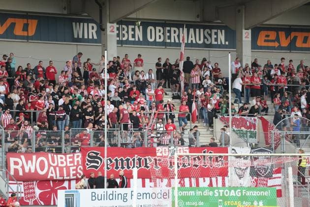 Fußball-Regionalliga Spiel zwischen Rot-Weiß Oberhausen und dem FC Gütersloh im Stadion Niederrhein in Oberhausen ** NUR FÜR REDAKTIONELLE ZWECKE ** EDITORIAL USE ONLY **<p>Fußball-Regionalliga Spiel zwischen Rot-Weiß Oberhausen (weisses Trikot) und dem FC Gütersloh (blaues Trikot) am Freitag den 22. August 2024 im Stadion Niederrhein in Oberhausen Foto : Frank Oppitz FUNKE Foto Services< p> Deutschland NRW Oberhausen Copyright: FrankxOppitz