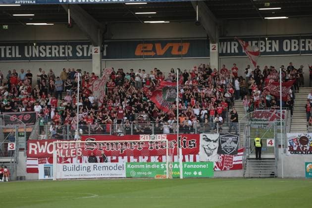 Fußball-Regionalliga Spiel zwischen Rot-Weiß Oberhausen und dem FC Gütersloh im Stadion Niederrhein in Oberhausen ** NUR FÜR REDAKTIONELLE ZWECKE ** EDITORIAL USE ONLY **<p>Fußball-Regionalliga Spiel zwischen Rot-Weiß Oberhausen (weisses Trikot) und dem FC Gütersloh (blaues Trikot) am Freitag den 22. August 2024 im Stadion Niederrhein in Oberhausen Foto : Frank Oppitz FUNKE Foto Services< p> Deutschland NRW Oberhausen Copyright: FrankxOppitz