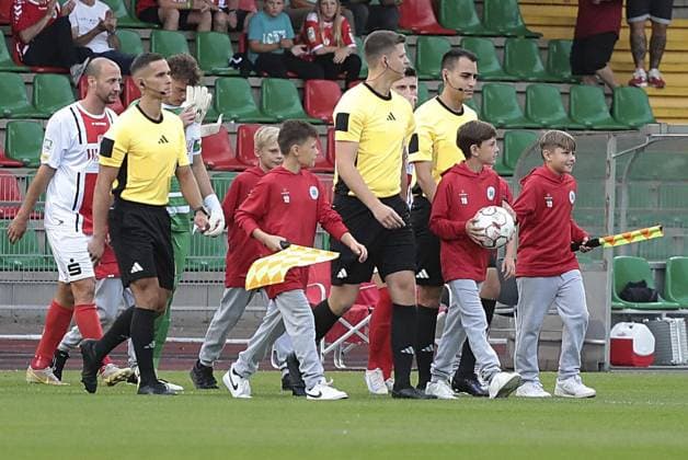 Fußball-Regionalliga Spiel zwischen Rot-Weiß Oberhausen und dem FC Gütersloh im Stadion Niederrhein in Oberhausen ** NUR FÜR REDAKTIONELLE ZWECKE ** EDITORIAL USE ONLY **<p>Schiedsrichter Yannik Rupert mit den Assistenten Cengiz Kabalakli und Kristijan Rajkovski beim Fußball-Regionalliga Spiel zwischen Rot-Weiß Oberhausen (weisses Trikot) und dem FC Gütersloh (blaues Trikot) am Freitag den 22. August 2024 im Stadion Niederrhein in Oberhausen Foto : Frank Oppitz FUNKE Foto Services< p> Deutschland NRW Oberhausen Copyright: FrankxOppitz