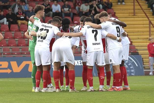 Fußball-Regionalliga Spiel zwischen Rot-Weiß Oberhausen und dem FC Gütersloh im Stadion Niederrhein in Oberhausen ** NUR FÜR REDAKTIONELLE ZWECKE ** EDITORIAL USE ONLY **<p>Fußball-Regionalliga Spiel zwischen Rot-Weiß Oberhausen (weisses Trikot) und dem FC Gütersloh (blaues Trikot) am Freitag den 22. August 2024 im Stadion Niederrhein in Oberhausen Foto : Frank Oppitz FUNKE Foto Services< p> Deutschland NRW Oberhausen Copyright: FrankxOppitz