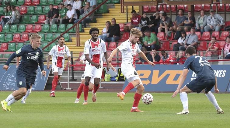 Fußball-Regionalliga Spiel zwischen Rot-Weiß Oberhausen und dem FC Gütersloh im Stadion Niederrhein in Oberhausen ** NUR FÜR REDAKTIONELLE ZWECKE ** EDITORIAL USE ONLY **<p>Timur Mehmet Kesim (9) von RWO beim Fußball-Regionalliga Spiel zwischen Rot-Weiß Oberhausen (weisses Trikot) und dem FC Gütersloh (blaues Trikot) am Freitag den 22. August 2024 im Stadion Niederrhein in Oberhausen Foto : Frank Oppitz FUNKE Foto Services< p> Deutschland NRW Oberhausen Copyright: FrankxOppitz