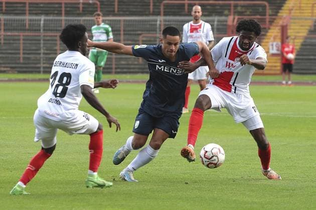 Fußball-Regionalliga Spiel zwischen Rot-Weiß Oberhausen und dem FC Gütersloh im Stadion Niederrhein in Oberhausen ** NUR FÜR REDAKTIONELLE ZWECKE ** EDITORIAL USE ONLY **<p>Denis Donkor (18) und Matona-Glody Ngyombo (17) von RWO beim Fußball-Regionalliga Spiel zwischen Rot-Weiß Oberhausen (weisses Trikot) und dem FC Gütersloh (blaues Trikot) am Freitag den 22. August 2024 im Stadion Niederrhein in Oberhausen Foto : Frank Oppitz FUNKE Foto Services< p> Deutschland NRW Oberhausen Copyright: FrankxOppitz