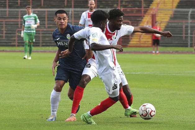 Fußball-Regionalliga Spiel zwischen Rot-Weiß Oberhausen und dem FC Gütersloh im Stadion Niederrhein in Oberhausen ** NUR FÜR REDAKTIONELLE ZWECKE ** EDITORIAL USE ONLY **<p>Denis Donkor (18) von RWO beim Fußball-Regionalliga Spiel zwischen Rot-Weiß Oberhausen (weisses Trikot) und dem FC Gütersloh (blaues Trikot) am Freitag den 22. August 2024 im Stadion Niederrhein in Oberhausen Foto : Frank Oppitz FUNKE Foto Services< p> Deutschland NRW Oberhausen Copyright: FrankxOppitz