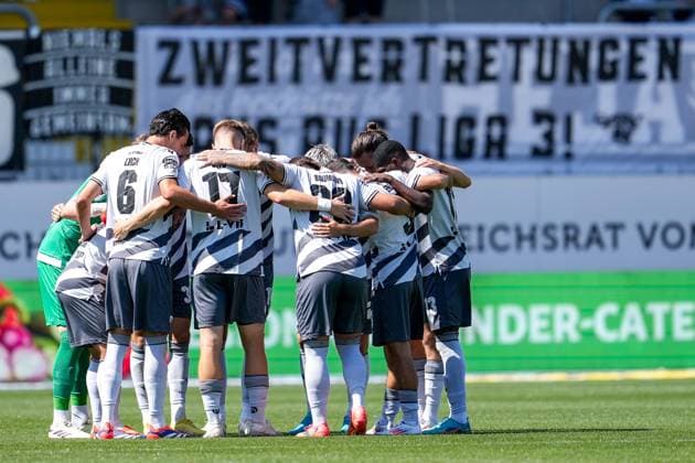 Spieler vom SV Sandhausen (SVS), schwören sich mit einem Mannschaftskreis vor dem Anpfiff ein, Kreis, Teamkreis, Konzentration, Kameradschaft, Ansprache, Motivation, 24.08.2024, Sandhausen (Deutschland), Fussball, 3. Liga, SV Sandhausen - Hannover 96 II, DFB DFL REGULATIONS PROHIBIT ANY USE OF PHOTOGRAPHS AS IMAGE SEQUENCES AND OR QUASI-VIDEO.