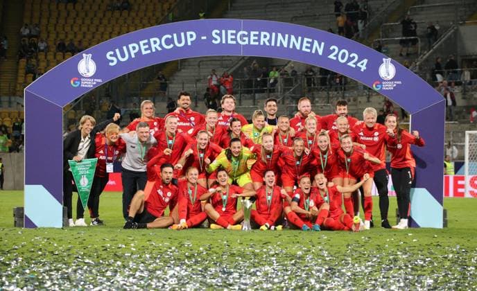 Bilder des Jahres 2024, Sport 08 August Sport Themen der Woche KW34 Sport Bilder des Tages 25.08.2024, xgrfx, Fussball Supercup Frauen 2024, FC Bayern München - VfL Wolfsburg emspor, v.l. Siegerfoto Google Pixel Supercup 2024 (FC Bayern München) (DFL DFB REGULATIONS PROHIBIT ANY USE OF PHOTOGRAPHS as IMAGE SEQUENCES and or QUASI-VIDEO) Dresden