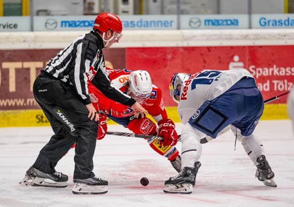 Linesperson Jonas Reinhold fuehrt ein Bully aus zwischen Lukas Sedlak (HC Dynamo Pardubice, 23) und Nikolaus Heigl (EHC Red Bull Muenchen, 15). GER, EHC Red Bull Muenchen gegen HC Dynamo Pardubice, Eishockey, Testspiel, Preseason, 28.08.2024. GER, EHC Red Bull Muenchen gegen HC Dynamo Pardubice, Eishockey, Testspiel, Preseason, 28.08.2024. Bad Toelz Copyright: xEibner-Pressefoto HeikexFeinerx EP_HFR