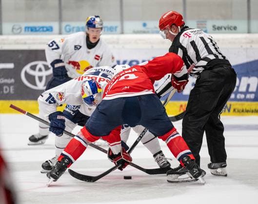 Linesperson Jonas Reinhold fuehrt ein Bully aus zwischen Nikolaus Heigl (EHC Red Bull Muenchen, 15) und Tomas Zohorna (HC Dynamo Pardubice, 79). GER, EHC Red Bull Muenchen gegen HC Dynamo Pardubice, Eishockey, Testspiel, Preseason, 28.08.2024. GER, EHC Red Bull Muenchen gegen HC Dynamo Pardubice, Eishockey, Testspiel, Preseason, 28.08.2024. Bad Toelz Copyright: xEibner-Pressefoto HeikexFeinerx EP_HFR