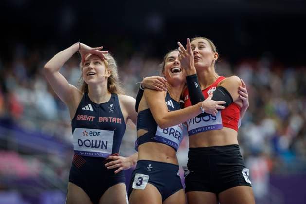 Bilder des Jahres 2024, Sport 08 August Sport Themen der Woche KW35 Paralympics (Para Leichtathletik); Paris, 31.08.24 MOOS Nele (T38 GER Para Leichtathletik), BREEN Olivia (GB) und DOWN Maddie (GB), Paralympics (Para Leichtathletik) am 31.08.24 im Stade de France in Paris (Frankreich). Copyright: xBEAUTIFULxSPORTS B.Hoffmannx