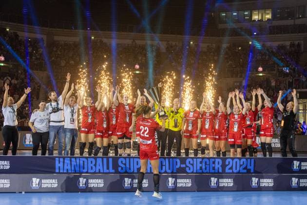 Bilder des Jahres 2024, Sport 08 August Sport Themen der Woche KW35 Xenia Smits (HB Ludwigsburg, 22) feiert mit Ihrer Mannschaft den Gewinn des Handball Super Cups 2024 HB Ludwigsburg vs. TuS Metzingen, Handball, Handball Super Cup 2024, 2024 25, 31.08.2024 HB Ludwigsburg vs. TuS Metzingen, Handball, Handball Super Cup 2024, 2024 25, 31.08.2024 Duesseldorf Copyright: xEibner-Pressefoto GerhardxWingenderx EP_GWR
