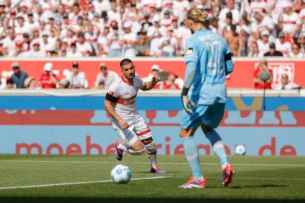 31.08.2024, Deutschland, Stuttgart, Fußball Bundesliga, Saison 2024 2025, VfB Stuttgart vs. 1. FSV Mainz, v.l. Deniz Undav (VfB) Robin Zentner (Mainz) Gemäß den Vorgaben der DFL Deutsche Fußball Liga ist es untersagt, in dem Stadion und oder vom Spiel angefertigte Fotoaufnahmen in Form von Sequenzbildern und oder videoähnlichen Fotostrecken zu verwerten bzw. verwerten zu lassen.