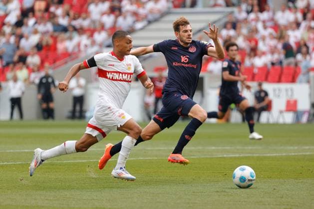 31.08.2024, Deutschland, Stuttgart, Fußball Bundesliga, Saison 2024 2025, VfB Stuttgart vs. 1. FSV Mainz, v.l. Enzo Millot (VfB) Maxim Leitsch (Mainz) Gemäß den Vorgaben der DFL Deutsche Fußball Liga ist es untersagt, in dem Stadion und oder vom Spiel angefertigte Fotoaufnahmen in Form von Sequenzbildern und oder videoähnlichen Fotostrecken zu verwerten bzw. verwerten zu lassen.