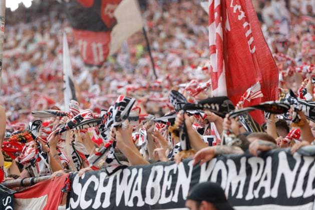 31.08.2024, Deutschland, Stuttgart, Fußball Bundesliga, Saison 2024 2025, VfB Stuttgart vs. 1. FSV Mainz, Blick in die Cannstatter Kurve Gemäß den Vorgaben der DFL Deutsche Fußball Liga ist es untersagt, in dem Stadion und oder vom Spiel angefertigte Fotoaufnahmen in Form von Sequenzbildern und oder videoähnlichen Fotostrecken zu verwerten bzw. verwerten zu lassen.