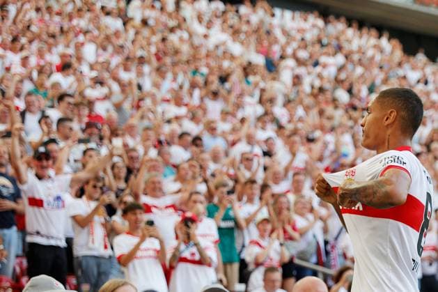 31.08.2024, Deutschland, Stuttgart, Fußball Bundesliga, Saison 2024 2025, VfB Stuttgart vs. 1. FSV Mainz, Enzo Millot (VfB) jubelt vor den Fans über sein Tor zum 1:0 Gemäß den Vorgaben der DFL Deutsche Fußball Liga ist es untersagt, in dem Stadion und oder vom Spiel angefertigte Fotoaufnahmen in Form von Sequenzbildern und oder videoähnlichen Fotostrecken zu verwerten bzw. verwerten zu lassen.