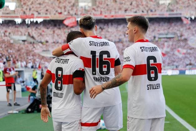 31.08.2024, Deutschland, Stuttgart, Fußball Bundesliga, Saison 2024 2025, VfB Stuttgart vs. 1. FSV Mainz, v.l. Enzo Millot (VfB) Atakan Karazor (VfB) Angelo Stiller (VfB) Gemäß den Vorgaben der DFL Deutsche Fußball Liga ist es untersagt, in dem Stadion und oder vom Spiel angefertigte Fotoaufnahmen in Form von Sequenzbildern und oder videoähnlichen Fotostrecken zu verwerten bzw. verwerten zu lassen.