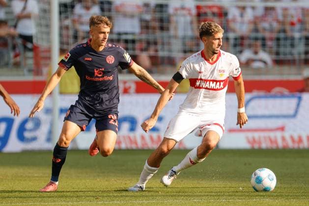 31.08.2024, Deutschland, Stuttgart, Fußball Bundesliga, Saison 2024 2025, VfB Stuttgart vs. 1. FSV Mainz, v.l. Nikolas Veratschnig Atakan Karazor (VfB) Gemäß den Vorgaben der DFL Deutsche Fußball Liga ist es untersagt, in dem Stadion und oder vom Spiel angefertigte Fotoaufnahmen in Form von Sequenzbildern und oder videoähnlichen Fotostrecken zu verwerten bzw. verwerten zu lassen.