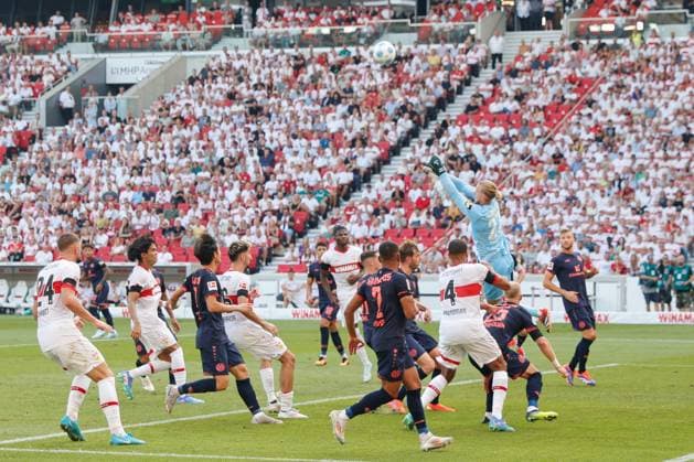 31.08.2024, Deutschland, Stuttgart, Fußball Bundesliga, Saison 2024 2025, VfB Stuttgart vs. 1. FSV Mainz, Spielszene vor dem Tor von Robin Zentner (Mainz) Gemäß den Vorgaben der DFL Deutsche Fußball Liga ist es untersagt, in dem Stadion und oder vom Spiel angefertigte Fotoaufnahmen in Form von Sequenzbildern und oder videoähnlichen Fotostrecken zu verwerten bzw. verwerten zu lassen.