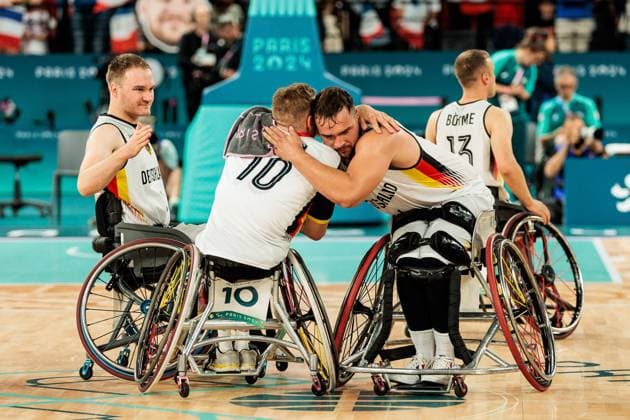 Bilder des Jahres 2024, Sport 08 August Sport Themen der Woche KW35 Sport Bilder des Tages Paris 2024 Paralympics: Rollstuhlbasketball Deutschland - Frankreich Herren, 31.08.2024 PARIS, FRANKREICH 31. August - Rollstuhlbasketball Deutschland - Frankreich Herren Paris 2024 Paralympics am 31.08.2024 in der Bercy Arena in Paris Frankreich. Jan Haller (Deutschland, 10) und Matthias Güntner (Deutschland, 6) umarmen sich nach dem Spiel Copyright: xBEAUTIFULxSPORTS Wunderlx