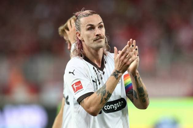 30.08.2024, xtgx, Fussball 1. Bundesliga, 1. FC Union Berlin - FC St. Pauli emspor, v.l. Jackson Irvine (St Pauli, 7) Bedankt sich bei den Fans enttaeuscht, enttäuscht, schaut enttaeuscht, niedergeschlagen, disappointed (DFL DFB REGULATIONS PROHIBIT ANY USE OF PHOTOGRAPHS as IMAGE SEQUENCES and or QUASI-VIDEO) Berlin